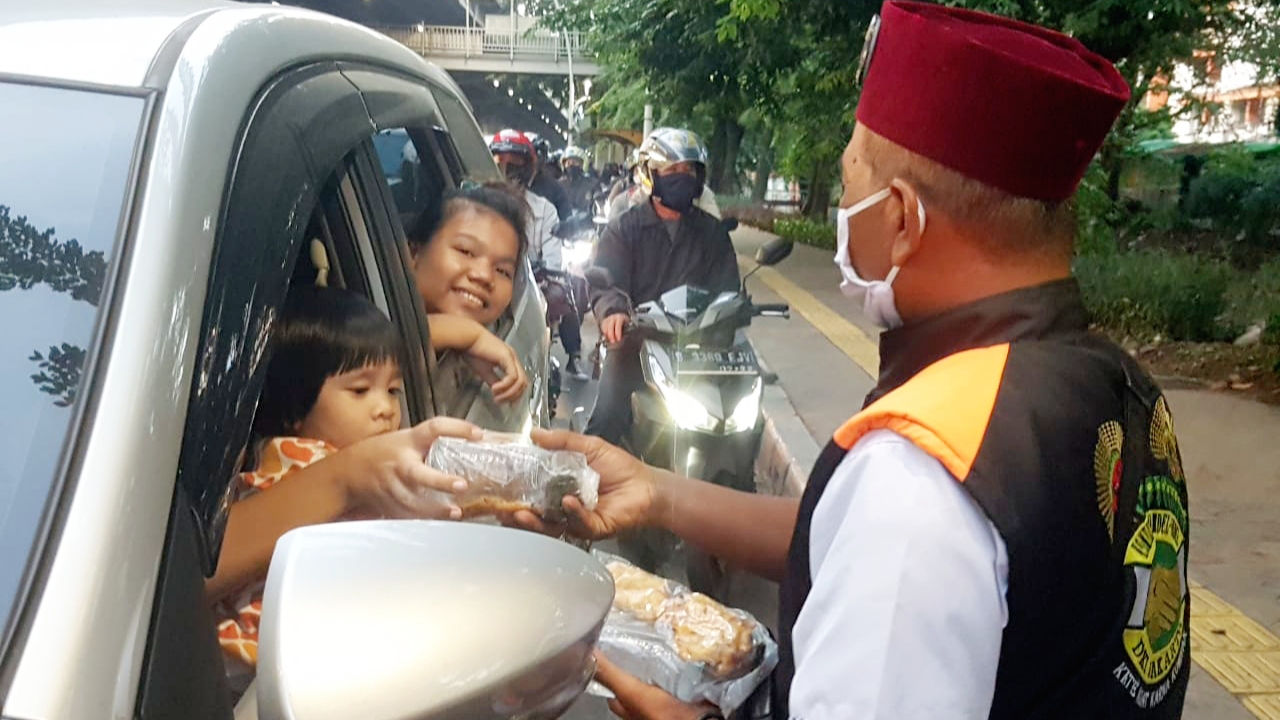 Komunitas Sanggar Ondel-ondel DKI Jakarta Berbagi 300 Bungkus Ta’jil